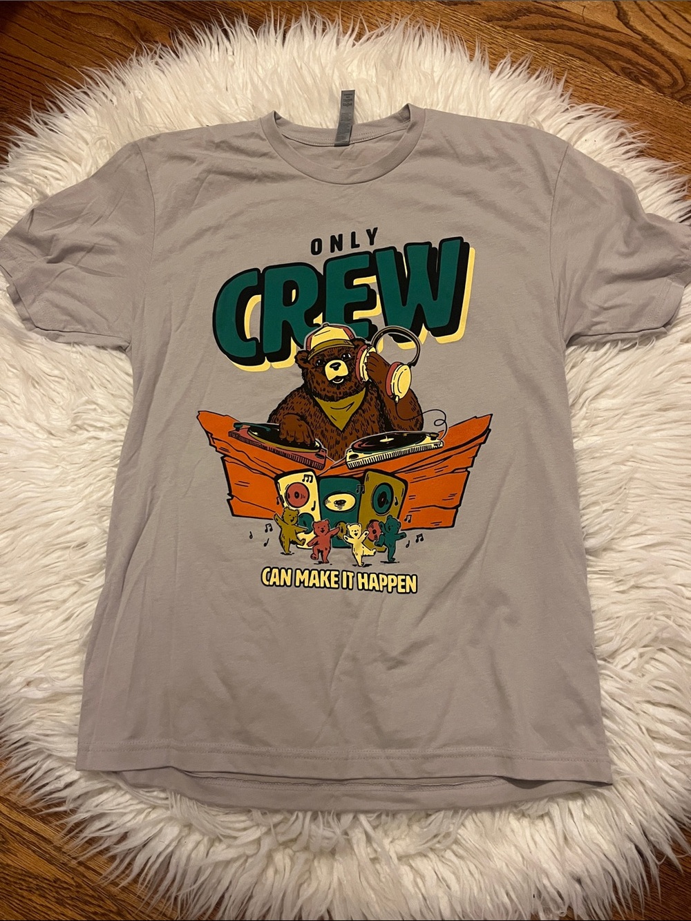 Red Rocks Amphitheater Gray Short-Sleeve "Only CREW" Bear DJ Graphic Tee Size M